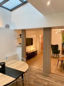 a living room with a table and a dining room at Cité Gastro. / Centre Ville in Dijon