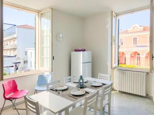 een eetkamer met een witte tafel en stoelen bij Homiday - BordoPineta Centro in Pineto