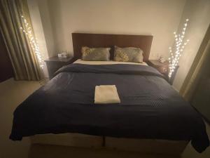 Postel nebo postele na pokoji v ubytování Beautiful Furnished Studio Building Apartment 903 AL Nahyan