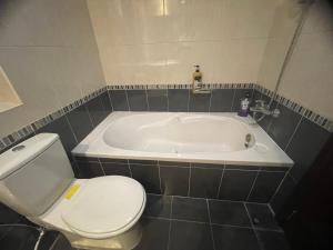 Koupelna v ubytování Beautiful Furnished Studio Building Apartment Al nahyan