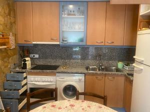 eine Küche mit Spüle und Waschmaschine in der Unterkunft RIERA BAIXOS in Tamariu + 8 Fotos