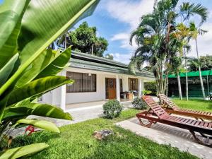 una casa con dos bancos en el patio en Villa Baloo Samui, en Ban Tai