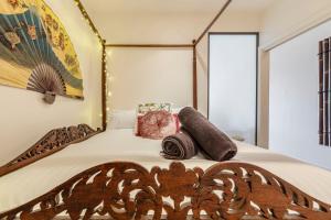 una camera con letto in legno e cuscini sopra di Charming 1-Bedroom Heritage Apartment a Melbourne