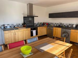 ラ・シオタにあるVilla Alba YourHostHelperのキッチン(木製テーブル、緑のボウル付)