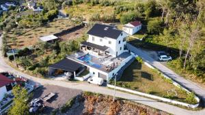 维拉·雷阿尔Moradia Activ Mar\Vão的享有白色房屋空中美景,设有游泳池