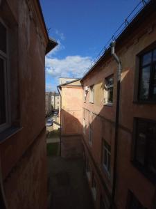 una vista aérea de un callejón entre dos edificios en Saules Apartament en Daugavpils