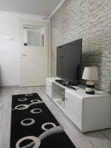 una sala de estar con TV de pantalla plana en un armario blanco en Apartman DINO en Sarajevo