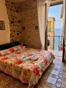 1 dormitorio con 1 cama con toallas en Brezza Marina, en Scilla