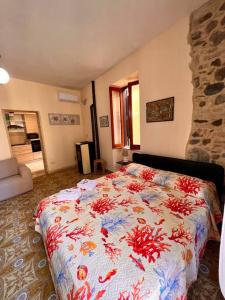 um quarto com uma cama grande com flores vermelhas em Brezza Marina em Scilla