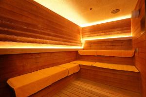 una sauna con bancos en una sala de madera en Grand Park Hotel Panex Iwaki, en Iwaki