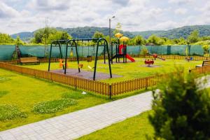 een park met een speeltuin met speeltoestellen bij Dominic Apartments Sighisoara in Sighişoara