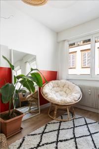 ストラスブールにあるLe Cocon - Proche Gare - Lumineux & Centre Ville - Commerces à Proximitéのリビングルーム(椅子、植物付)