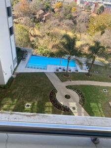 Blick auf den Pool aus dem Fenster in der Unterkunft Luxurious Resorts in Pretoria