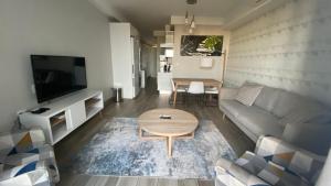 ein Wohnzimmer mit einem Sofa und einem Tisch in der Unterkunft Luxurious Resorts in Pretoria