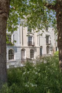 a white house with a fence in front of it at Cosy, Central Flat for up to 4 with Park View in Oxford