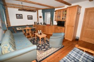 a living room with a couch and a table at Appartamento dles Dolomites in Corvara in Badia