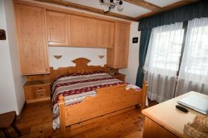 Postel nebo postele na pokoji v ubytování Appartamento dles Dolomites + 8 fotografií