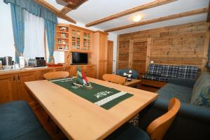 TV a/nebo společenská místnost v ubytování Appartamento dles Dolomites