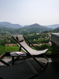 una sedia seduta su un balcone con vista di Agriturismo Podere Cavaga Lago d'Iseo Agribio Winery a Foresto Sparso