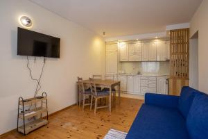 a living room with a blue couch and a table at 17 Gdynia Centrum - Apartament Mieszkanie dla 4 os in Gdynia