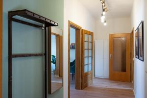 uma porta de vidro num quarto com um corredor em Familienwohnung im Vogtland em Lengenfeld