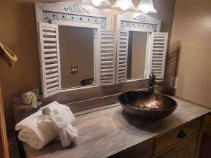 uma casa de banho com um lavatório e dois espelhos em Upstate getaway. Leave your troubles behind. em Unadilla