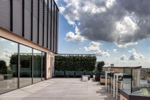 Elle offre une vue sur un toit-terrasse avec un bâtiment. dans l'établissement JOIVY Chic studio close to Central Tower, à Milan