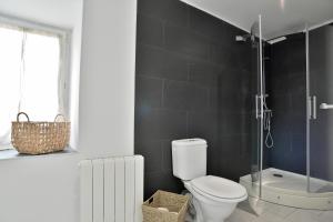 ein Badezimmer mit Toilette und Glasdusche in der Unterkunft La Paillotte - à 7min de la plage in Beaussais sur Mer