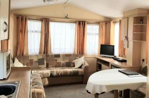 Гостиная зона в Brilliant 6 Berth Caravan Nearby Scratby Beach, Norfolk Ref 43081b