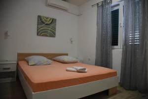 Een bed of bedden in een kamer bij Apartments Pomalo