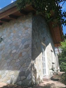 a stone building with a window on the side at Weinstrassenblick in Burrweiler