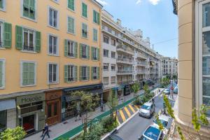 une vue d'une rue dans une ville avec des bâtiments dans l'établissement Large Haussmanian appartment in the heart of Nice, à Nice