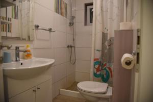 Een badkamer bij Apartments Pomalo