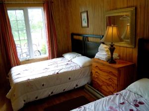 a bedroom with two beds and a lamp and a window at Doran Bay Resort in Iroquois +49 photos
