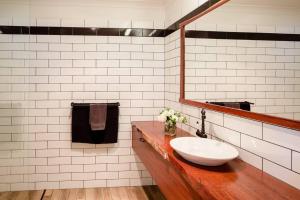 Bilik mandi di Maison Magnolia; Character Townhouse in the centre of Margaret River +19 gambar