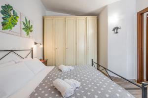 um quarto com uma cama com duas toalhas em Oratoio Duplex Apartment with Parking em Pisa