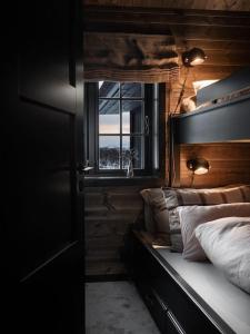 - une chambre avec un lit et une fenêtre dans l'établissement Ny kvalitetshytte-158 m2-Kikut!, à Flatåker