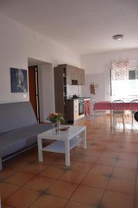 een woonkamer met een bank en een tafel bij La Casa dell'Artista in Marconia