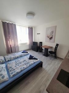 سرير أو أسرّة في غرفة في Skořepka15 apartment Brno-střed