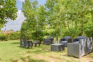 Villa Boschetto by Mmega في مونتيبولسيانو: مجموعة من الكراسي والطاولات في الحديقة +37 صورة