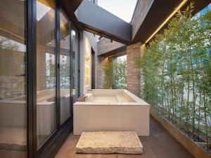 a large bathroom with a tub and a bath tub at UH Suite Seoul Square in Seoul