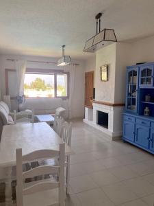 salon ze stołem i krzesłami oraz kominkiem w obiekcie Las marinas de Vera, Almeria w mieście Vera
