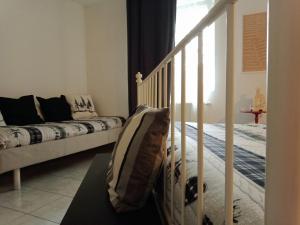 een slaapkamer met een bed en een wieg in een kamer bij Il Giardino di Crès in Esino Lario