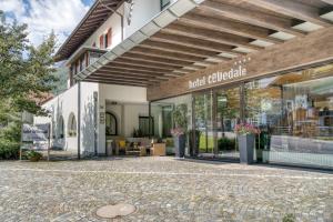 una tienda frente a un edificio con techo de madera en Hotel Cevedale, en Solda