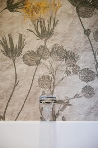 un dipinto di fiori su un muro con acqua di Agriturismo Podere Cavaga Lago d'Iseo Agribio Winery a Foresto Sparso
