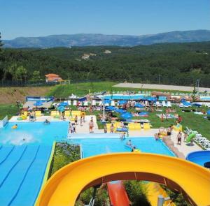 a large water park with a bunch of people at Castelo View in Pombal