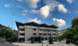 un bâtiment situé sur le côté d'une route dans l'établissement Anett hotel, à Vipiteno