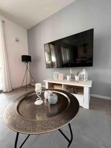 - un salon avec une table basse et une télévision dans l'établissement Palazzolo Loft, à Balestrate