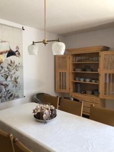 una mesa de comedor con un tazón de flores. en GERBER Ferienwohnung, en Bretzenheim