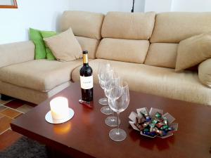 een fles wijn en wijnglazen op een tafel bij Casa Vikingo in San Fulgencio